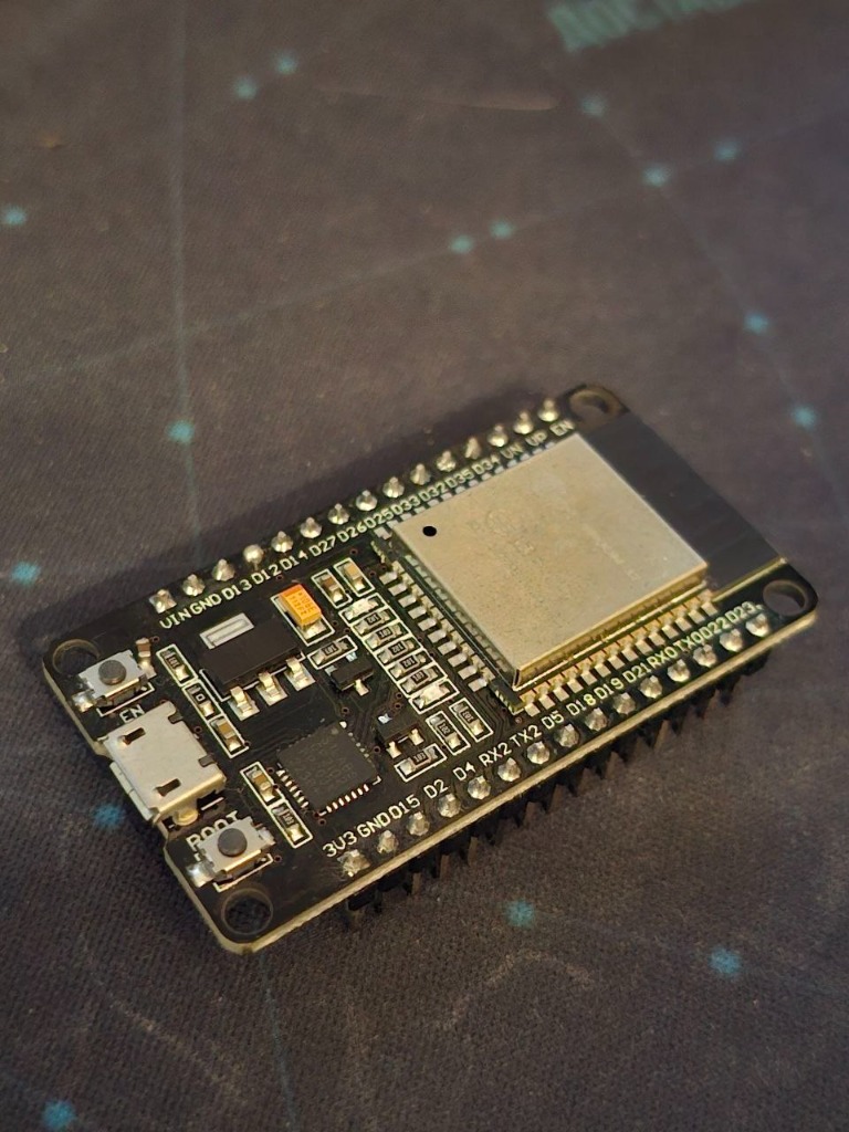 Макроснимок платы ESP32-WROOM-32 DevKit v1